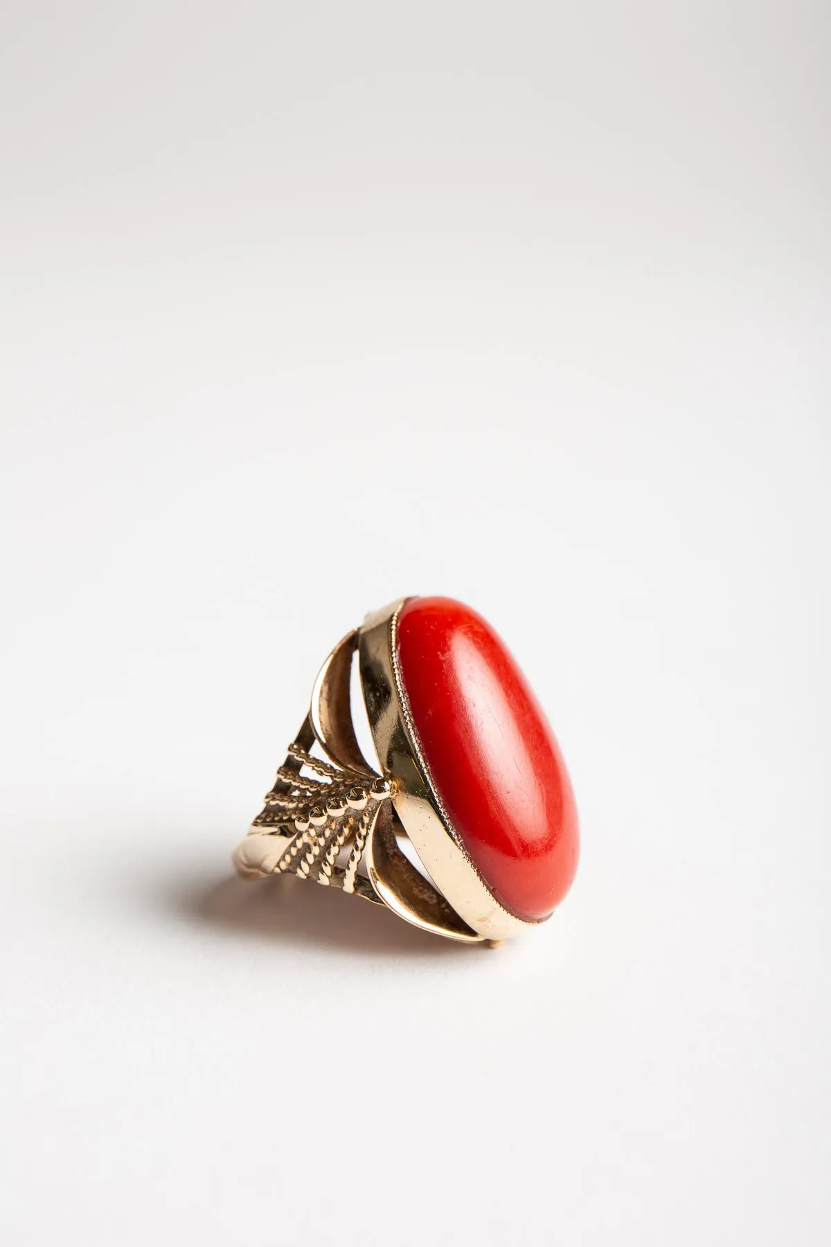 MAXFIELD PRIVATE COLLECTION | 1970'S 18K CORAL RING