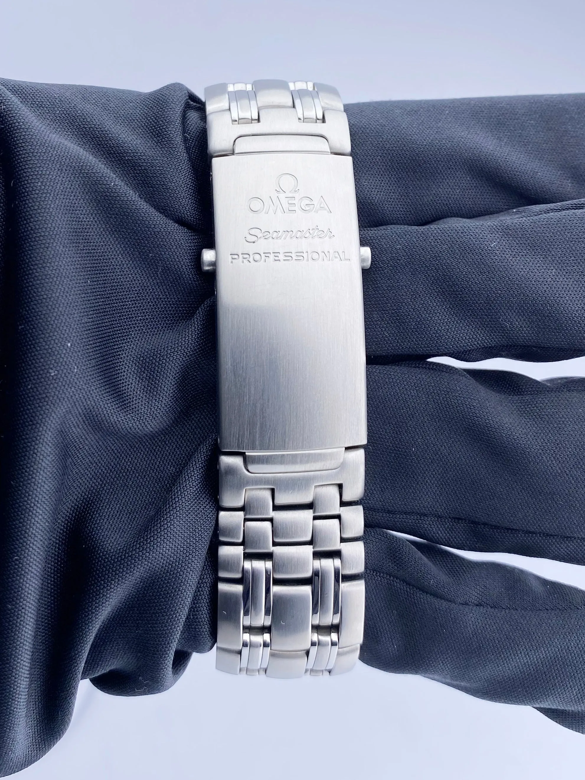 Omega Seamaster Professional 2562.20.00 Midsize Men's Watch